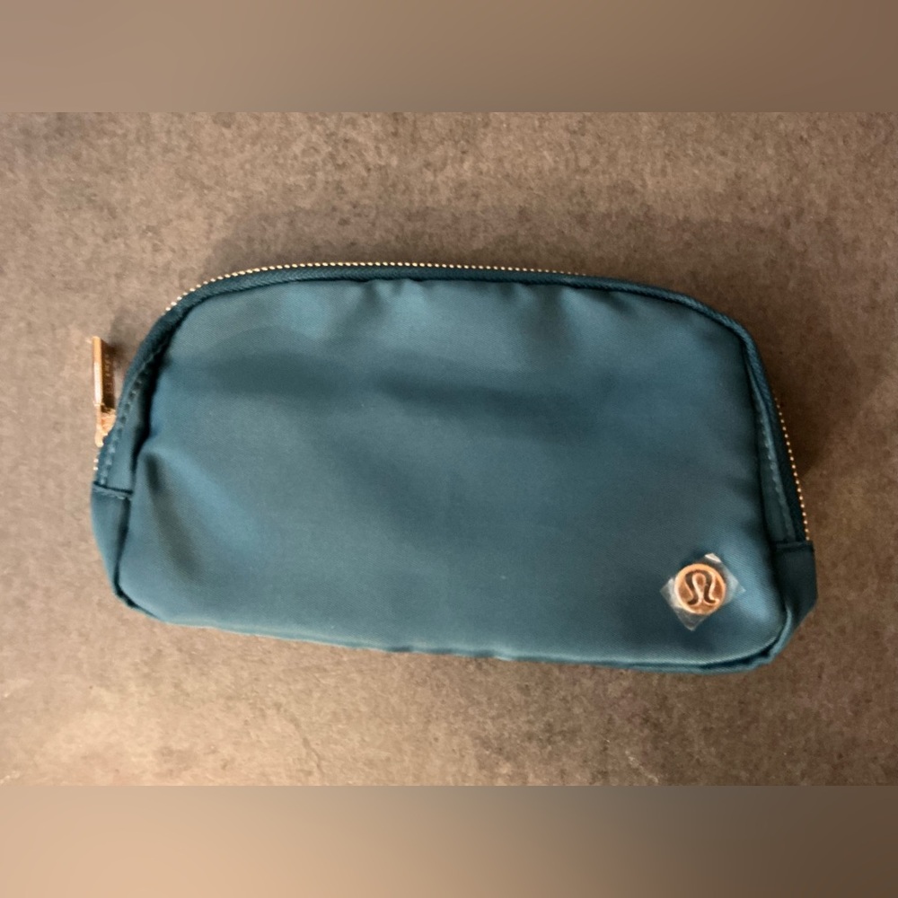 Lululemon everywhere belt bag